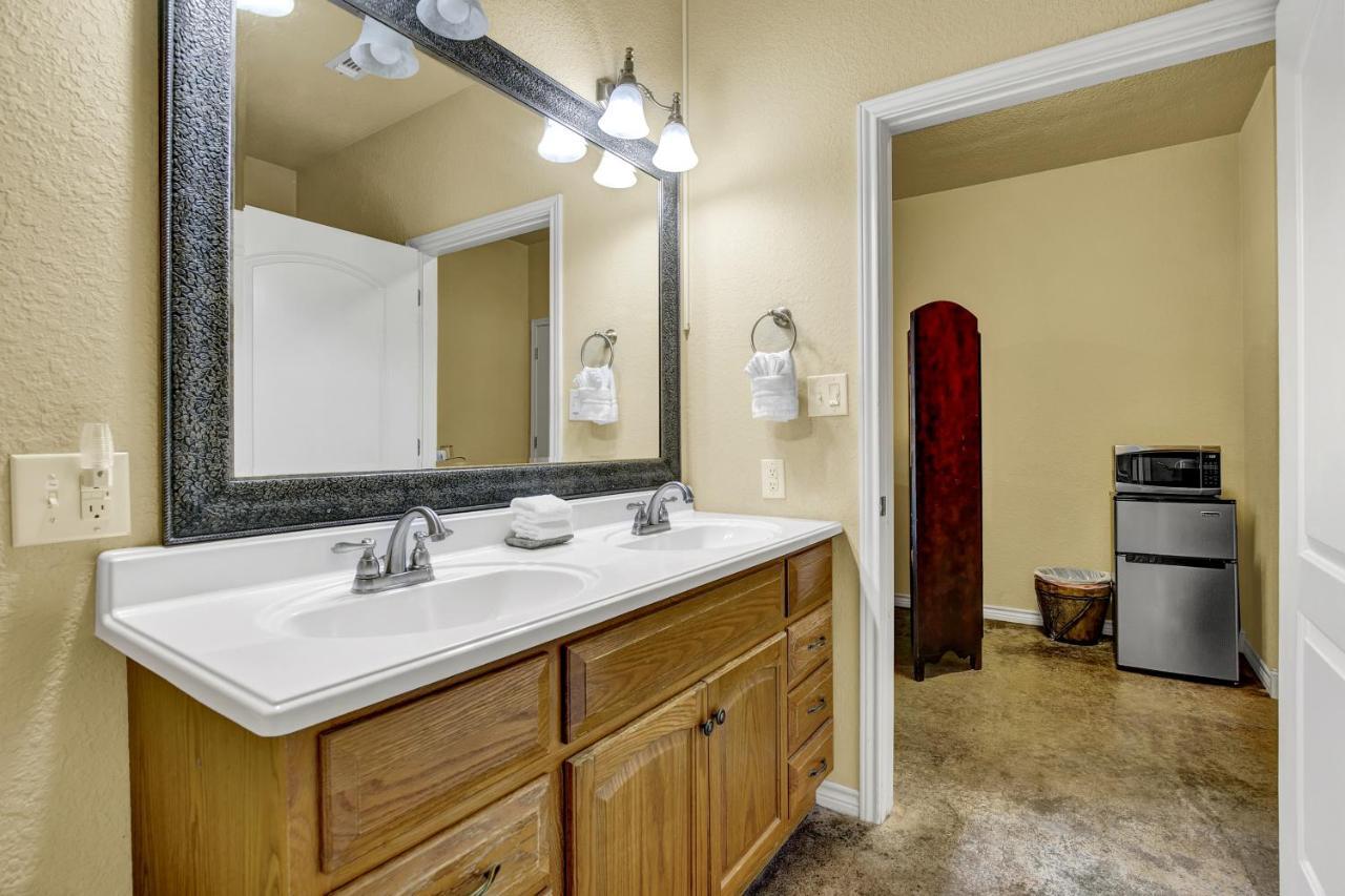 Romantic Oasis With Hot Tub Near Fred And Wineries! Fredericksburg Extérieur photo
