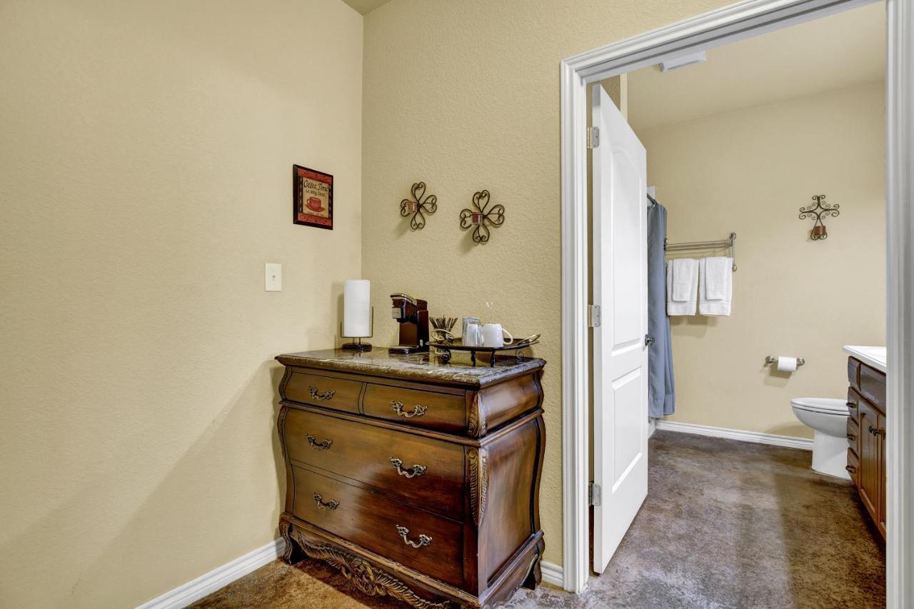 Romantic Oasis With Hot Tub Near Fred And Wineries! Fredericksburg Extérieur photo