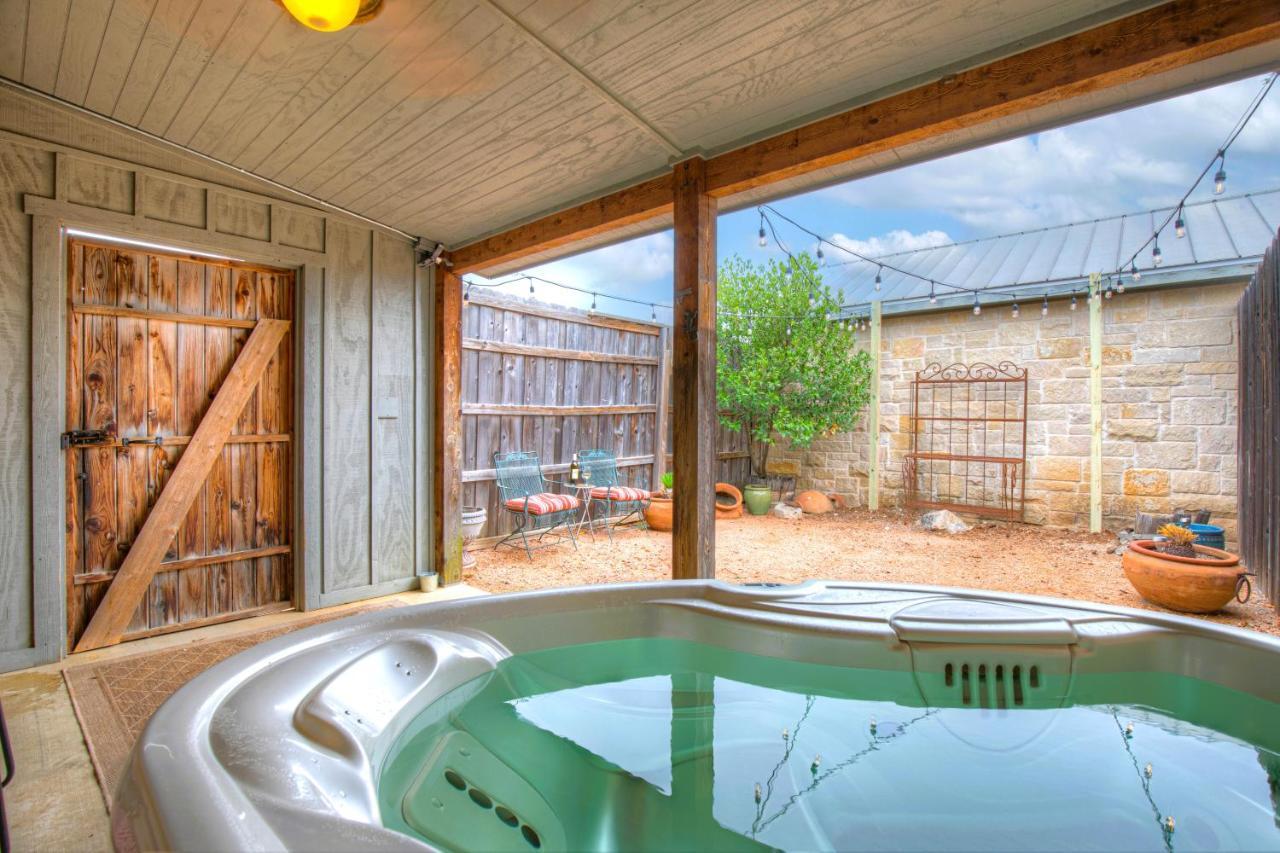 Romantic Oasis With Hot Tub Near Fred And Wineries! Fredericksburg Extérieur photo