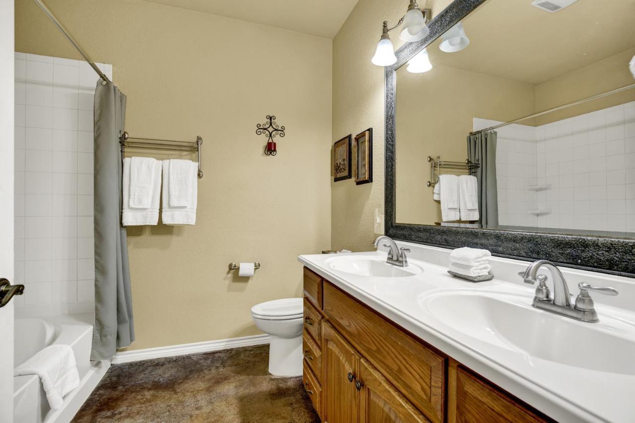 Romantic Oasis With Hot Tub Near Fred And Wineries! Fredericksburg Extérieur photo