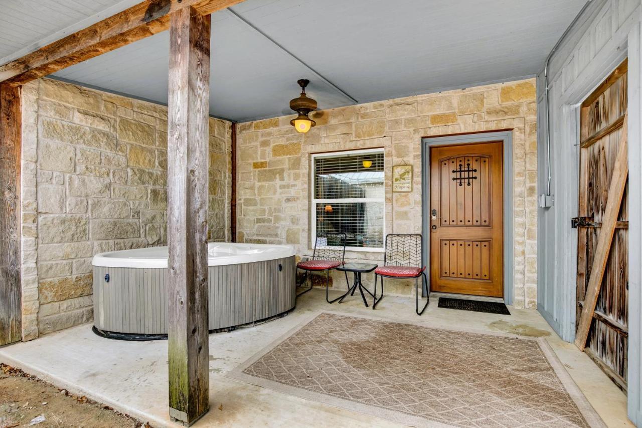 Romantic Oasis With Hot Tub Near Fred And Wineries! Fredericksburg Extérieur photo